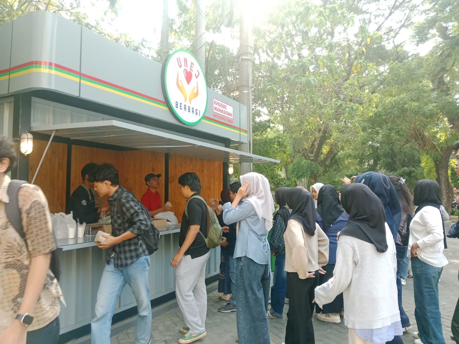FEB UNEJ Bagikan 300 Bungkus Makanan Gratis kepada Mahasiswa melalui Program UNEJ Berbagi